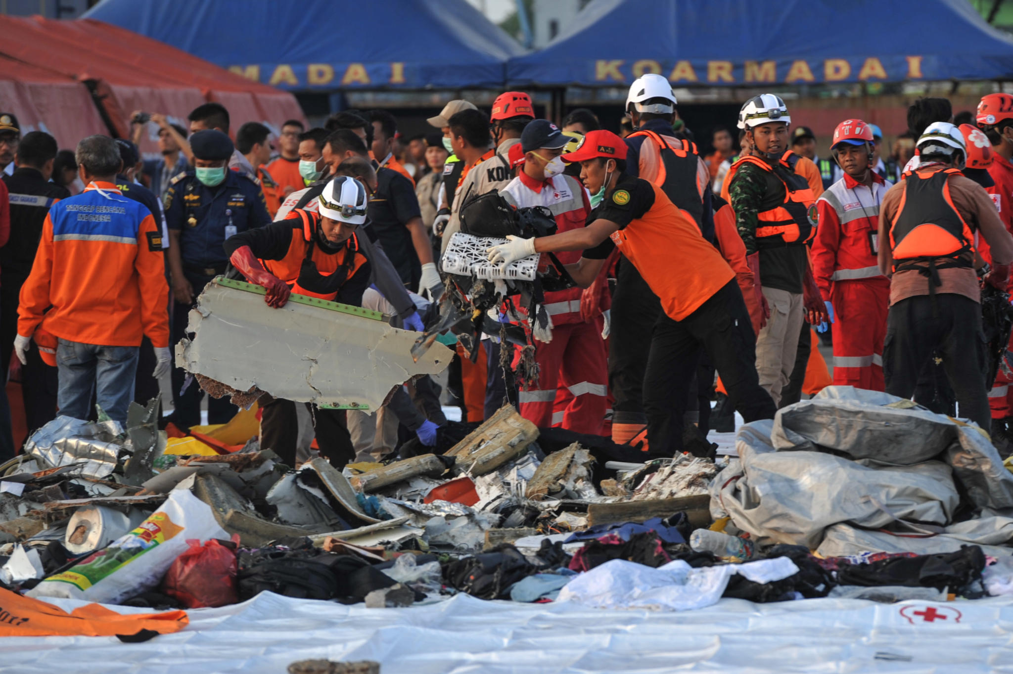 (181029) -- JAKARTA, Oct. 29, 2018 (Xinhua) -- Search and Rescue officers move debris of the Lion Air JT610 that crashed into the sea off Karawang of West Java province at the joint base of Search and Rescue at the Tanjung Priok Port, Jakarta, Oct. 29, 2018. Indonesia's national Search and Rescue Agency said on Monday that all the 189 people onboard a Lion Air plane that crashed into the sea off western Indonesia may have died. (Xinhua/Veri Sanovri) (lrz)