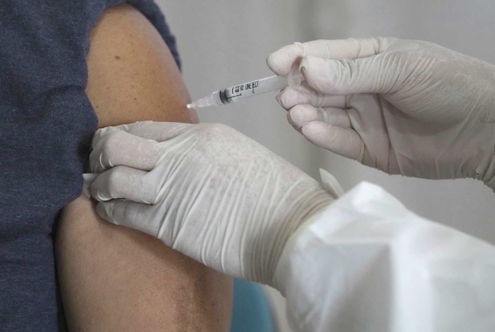 Ваксинацията срещу коронавирус в страната продължава да върви колкото да не угасне напълно