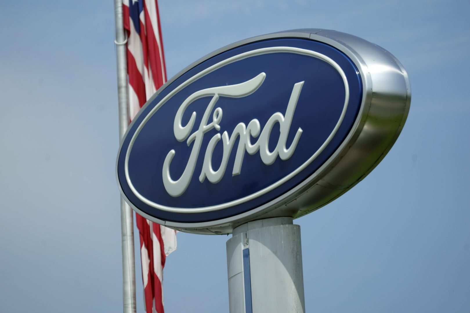 Американската автомобилна компания Форд (Ford) изтегля над 2,9 милиона превозни средства, за да отстрани проблем с трансмисията им