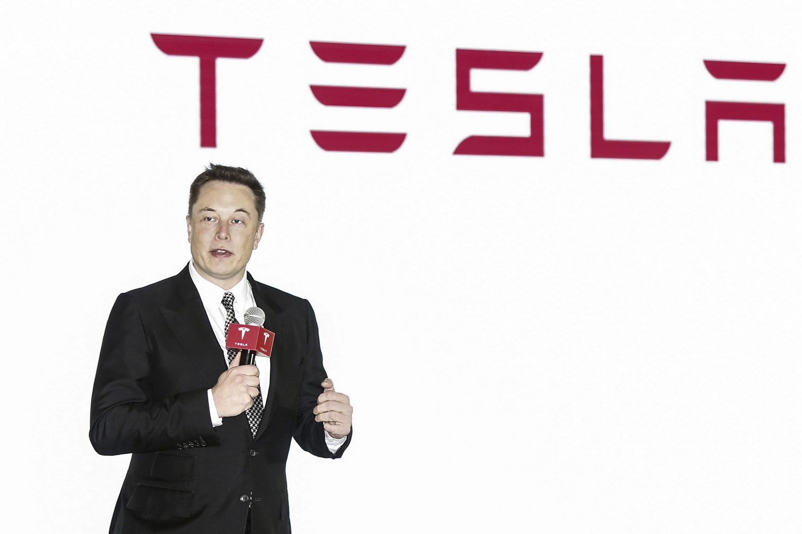 Tesla закрива един от офисите си в щата Калифорния