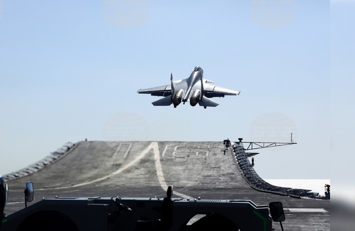 На снимката: излитане на самолет от китайски самолетоносач по време на учения
