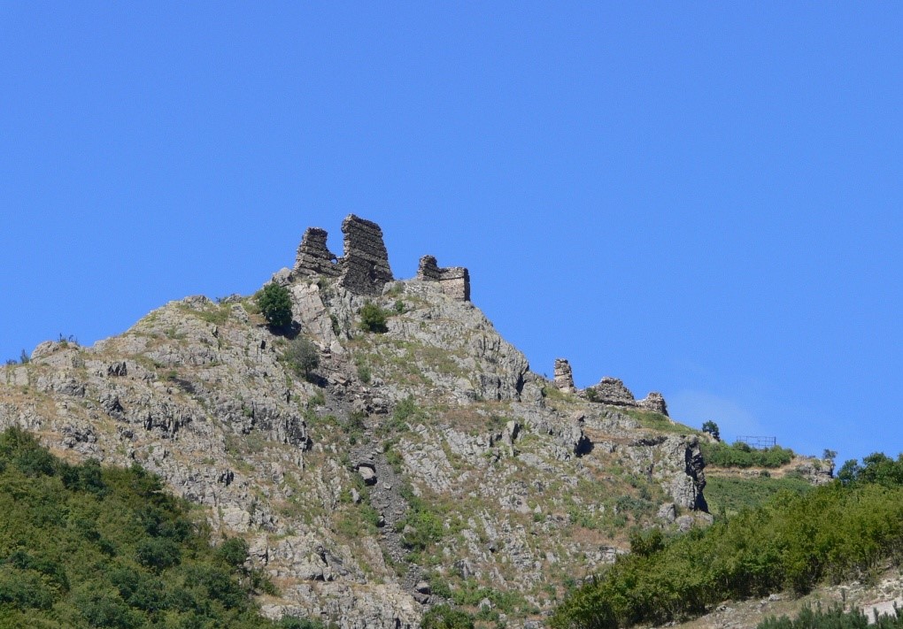 Крепостта Аневско кале, кацнала на високия каменен рид. Сн.: Wikipedia
