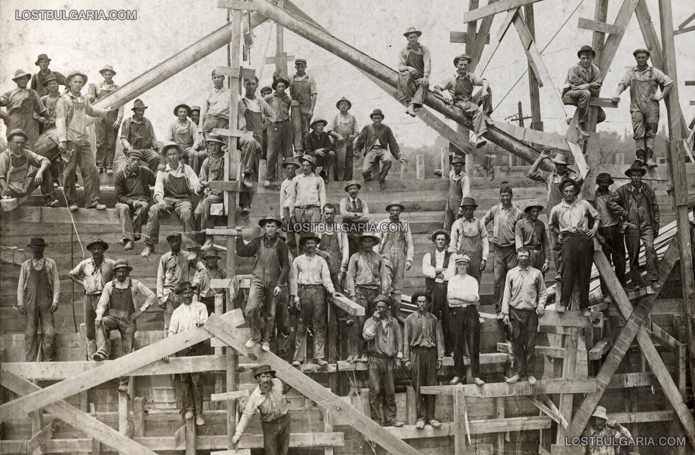 Строеж на железопътен мост, сред работниците са и група български емигранти от Лудогорието, Чикаго 1911 г. - Снимка от http://www.lostbulgaria.com.