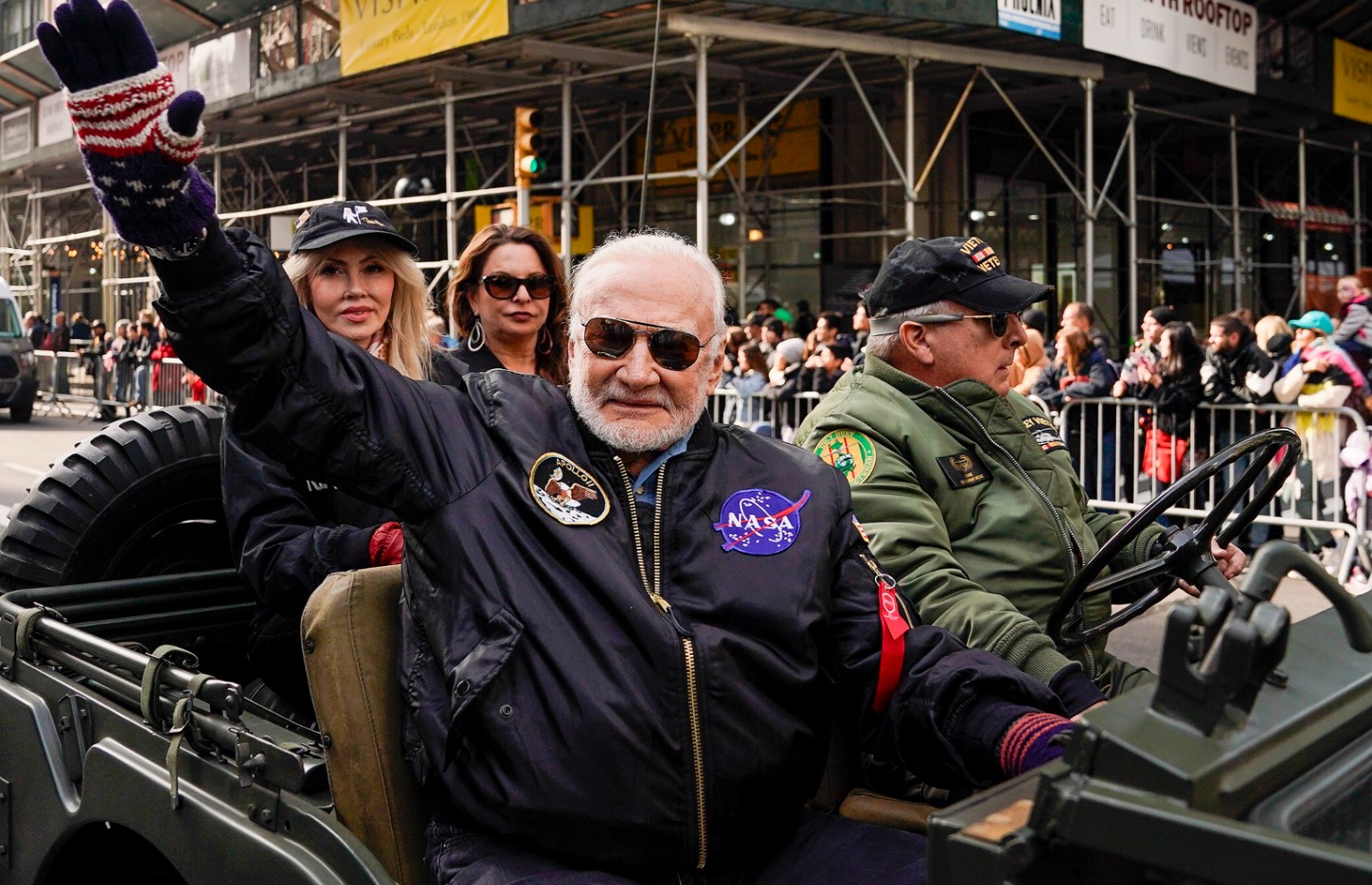 Якето на Бъз Олдрин от "Аполо 11" продадено за $2,7 млн.