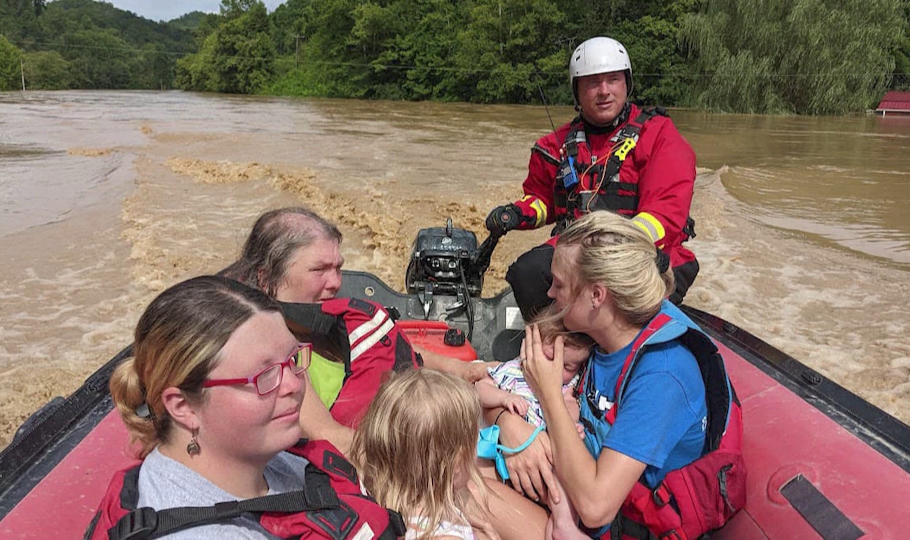 Жертвите от наводненията в Кентъки са поне 25, очаква се да станат много повече (ВИДЕО)