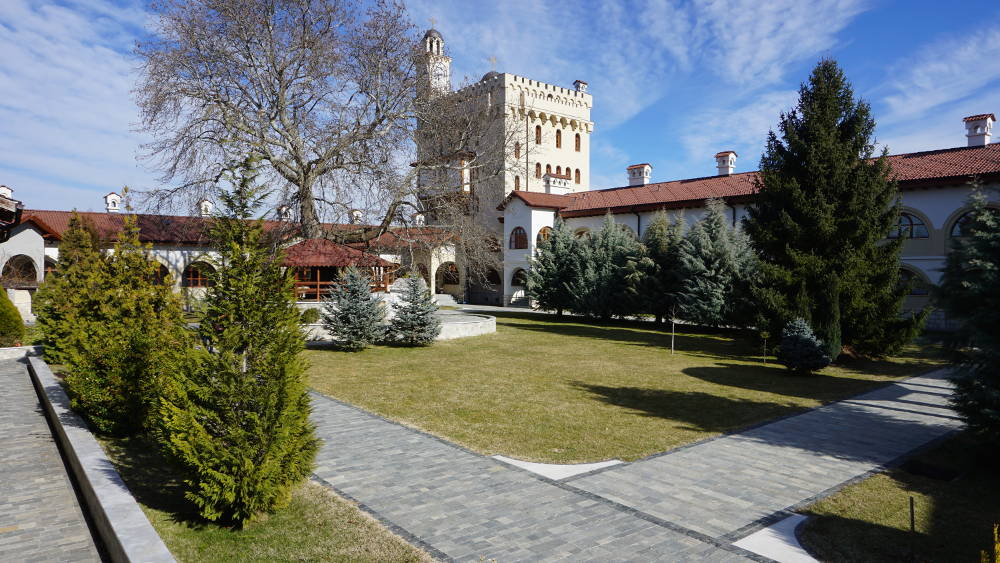 Хаджидимовският манастир „Св. Георги Победоносец“ отдалеч прилича на крепост.