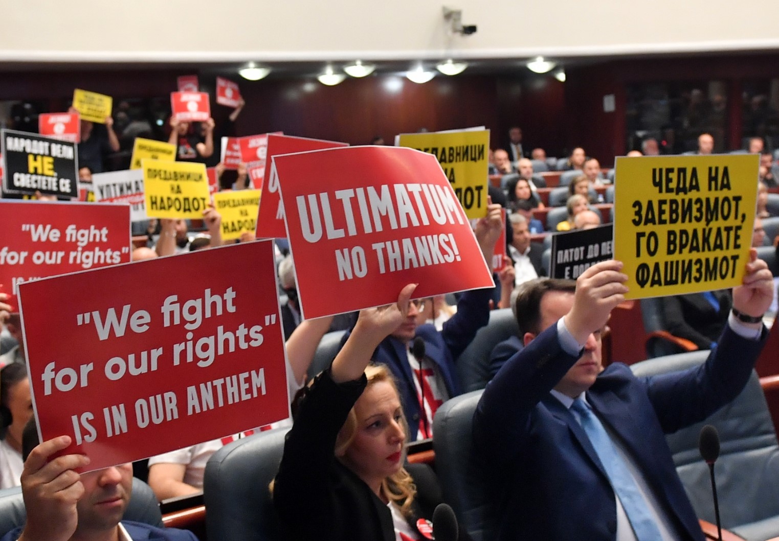 Македонската опозиция пренесе опорките и в парламента