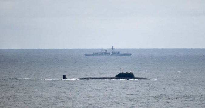 Военен кораб на Кралските военноморски сили засече две руски подводници в Северно море