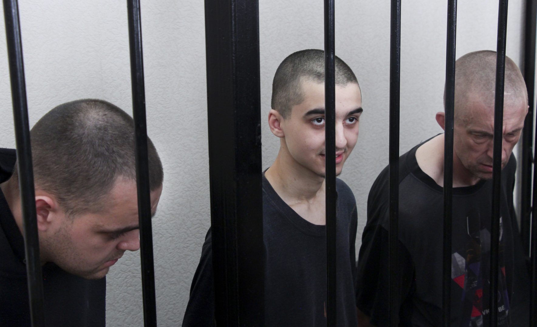 Изтезания, глад и унижения: Какво се случва с украинските военнопленници?