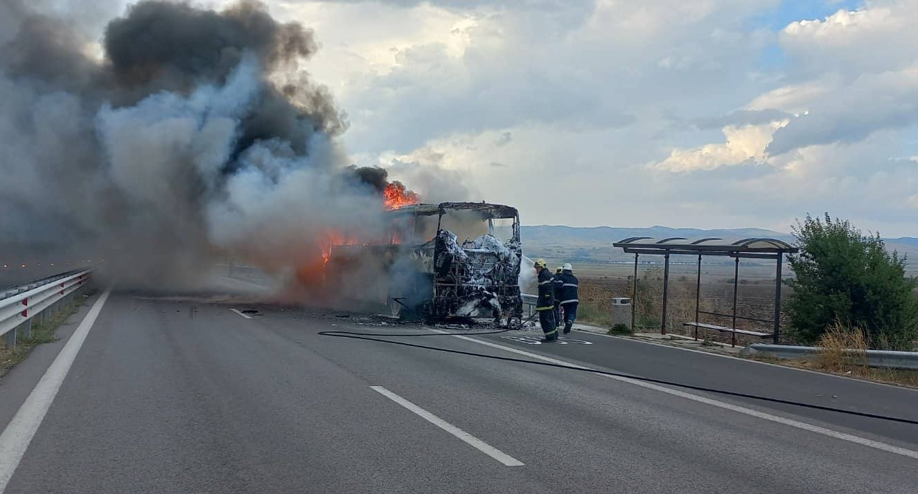 Автобус е в пламъци близо до детския магазин "Джъмбо" в Бургас.