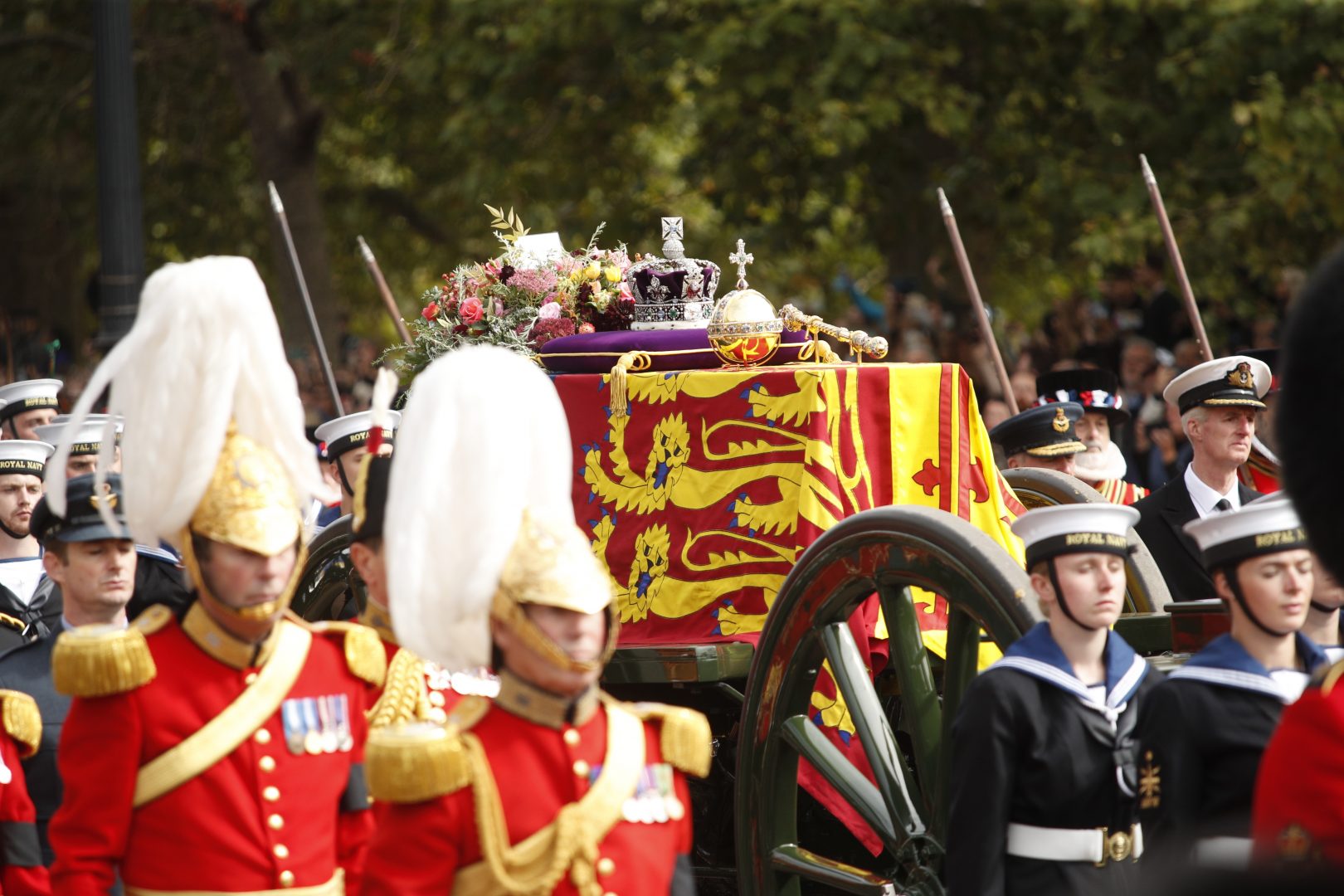 От погребението на кралицата да коронясването на краля: Кой е човекът, направил Британия горда