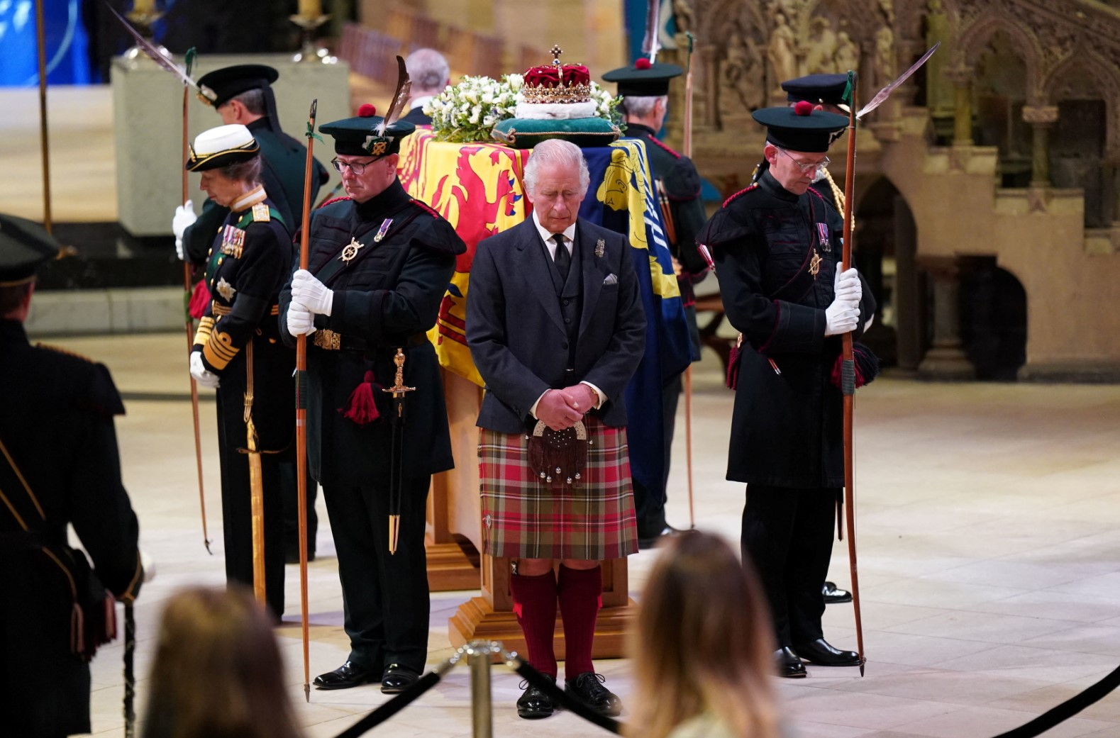 Бдението на принцовете: Децата на кралица Елизабет отдадоха почит пред ковчега й