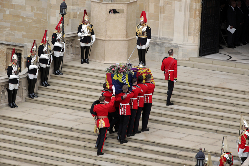 Осем кралски гвардейци носят оловния ковчег. Сн.: ЕРА/БГНЕС