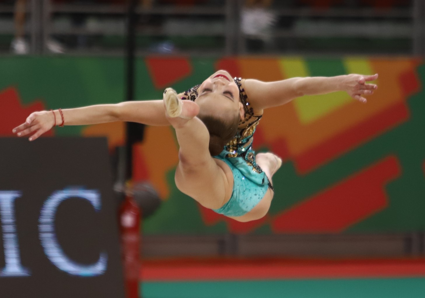 Стилияна Николова грабна сребро на обръч в първия ден на Световното първенство