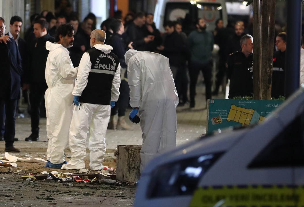 Взрив на кола бомба в Турция, осем полицаи са ранени