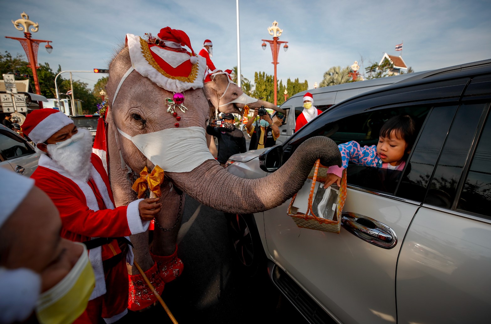 Дядо Коледа яхна слон, за да раздава подаръци в Тайланд