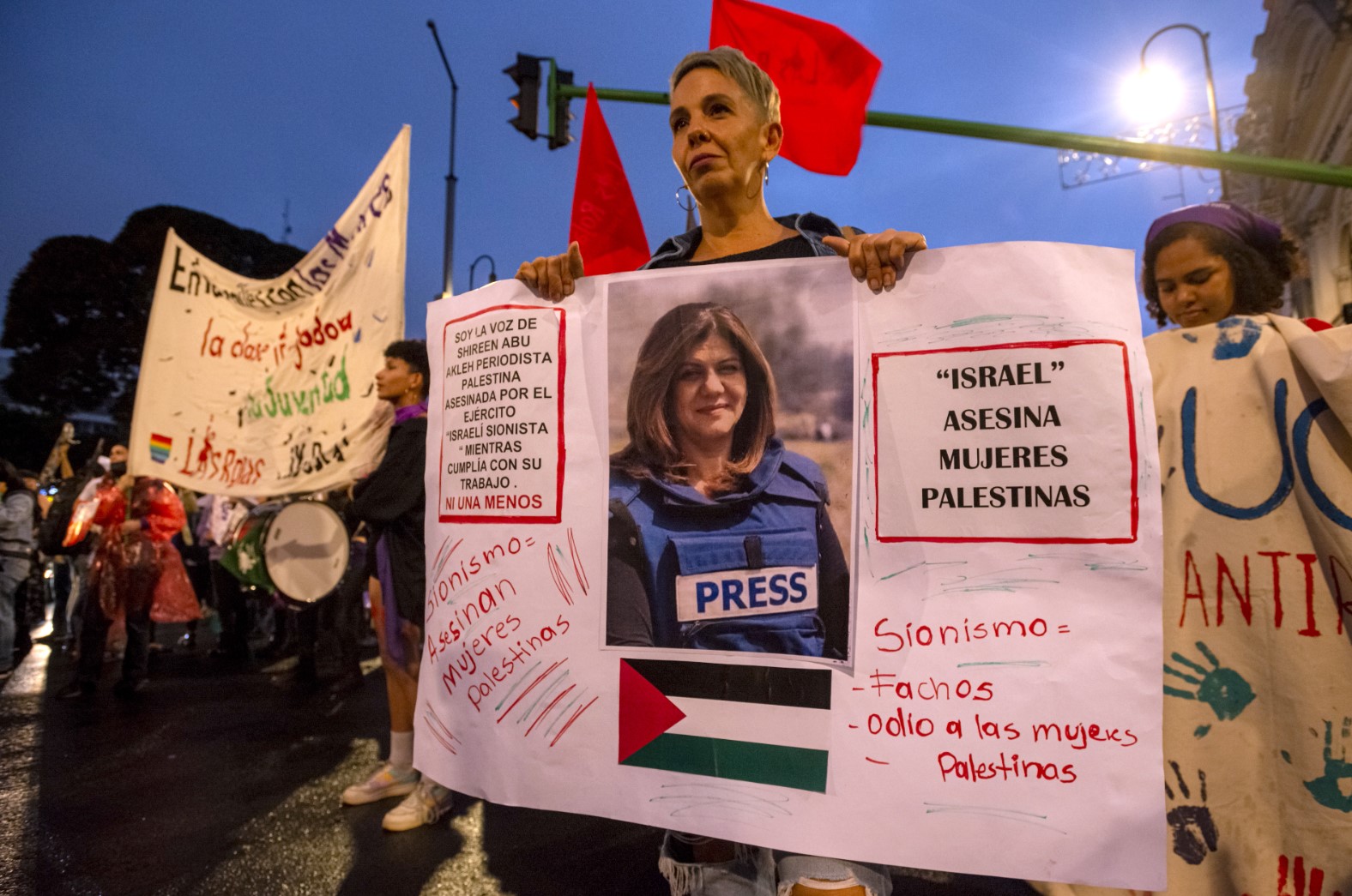 Жена държи плакат със снимка на убитата палестинско-американска журналистка Ширин Абу Акле