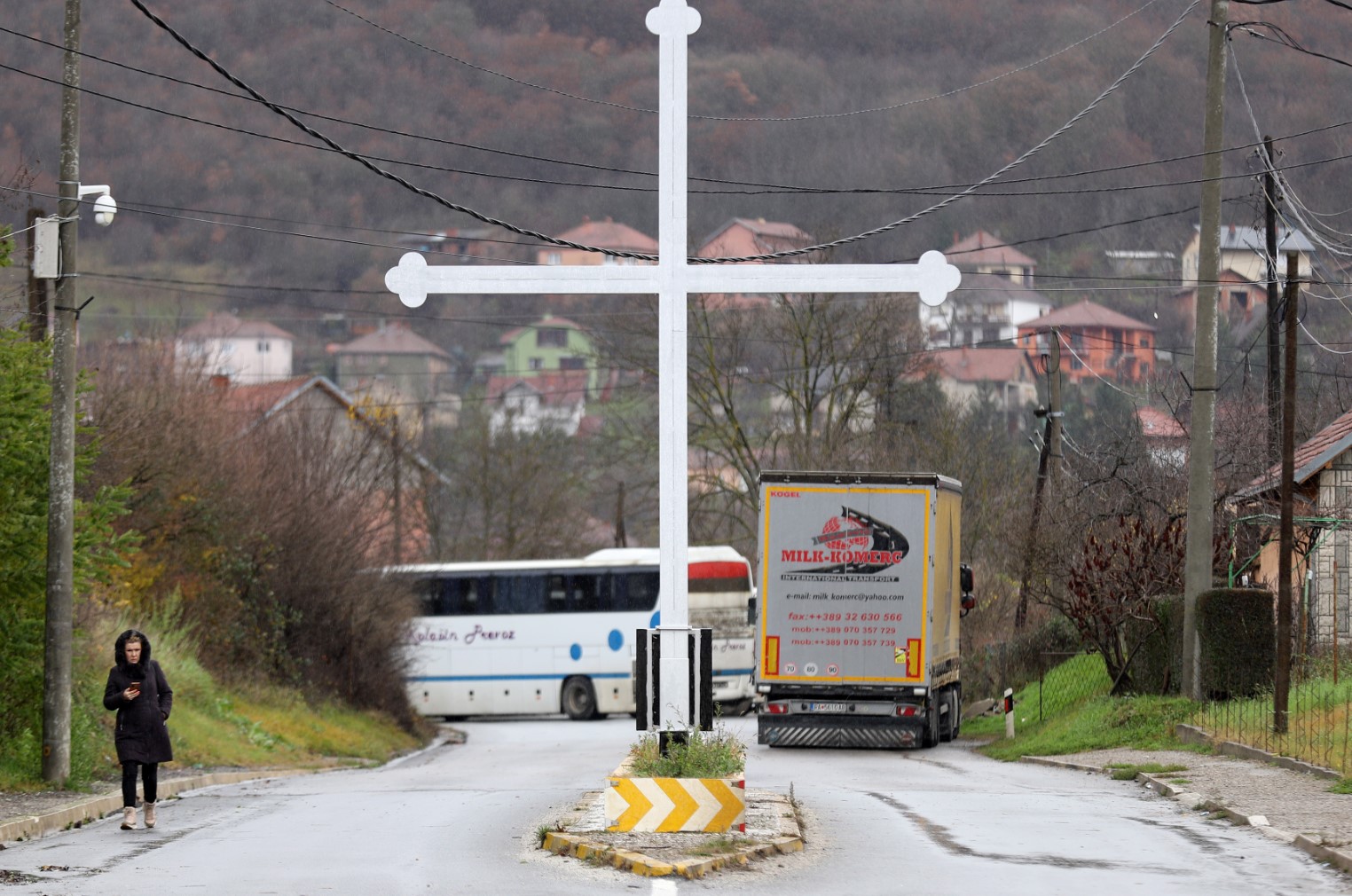 Вучич призова косовските сърби да махнат барикадите
