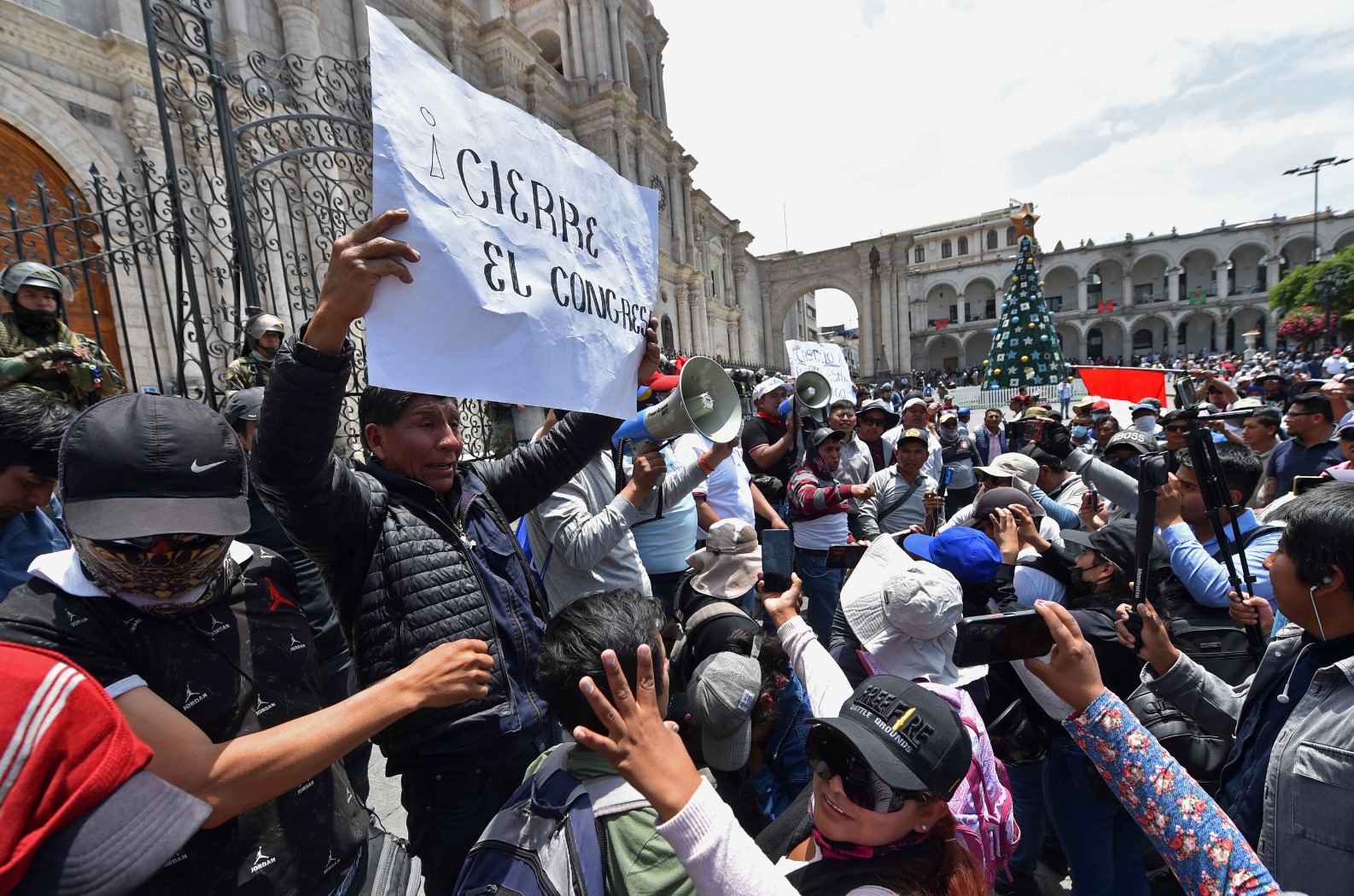 Перу обяви извънредно положение заради протестите