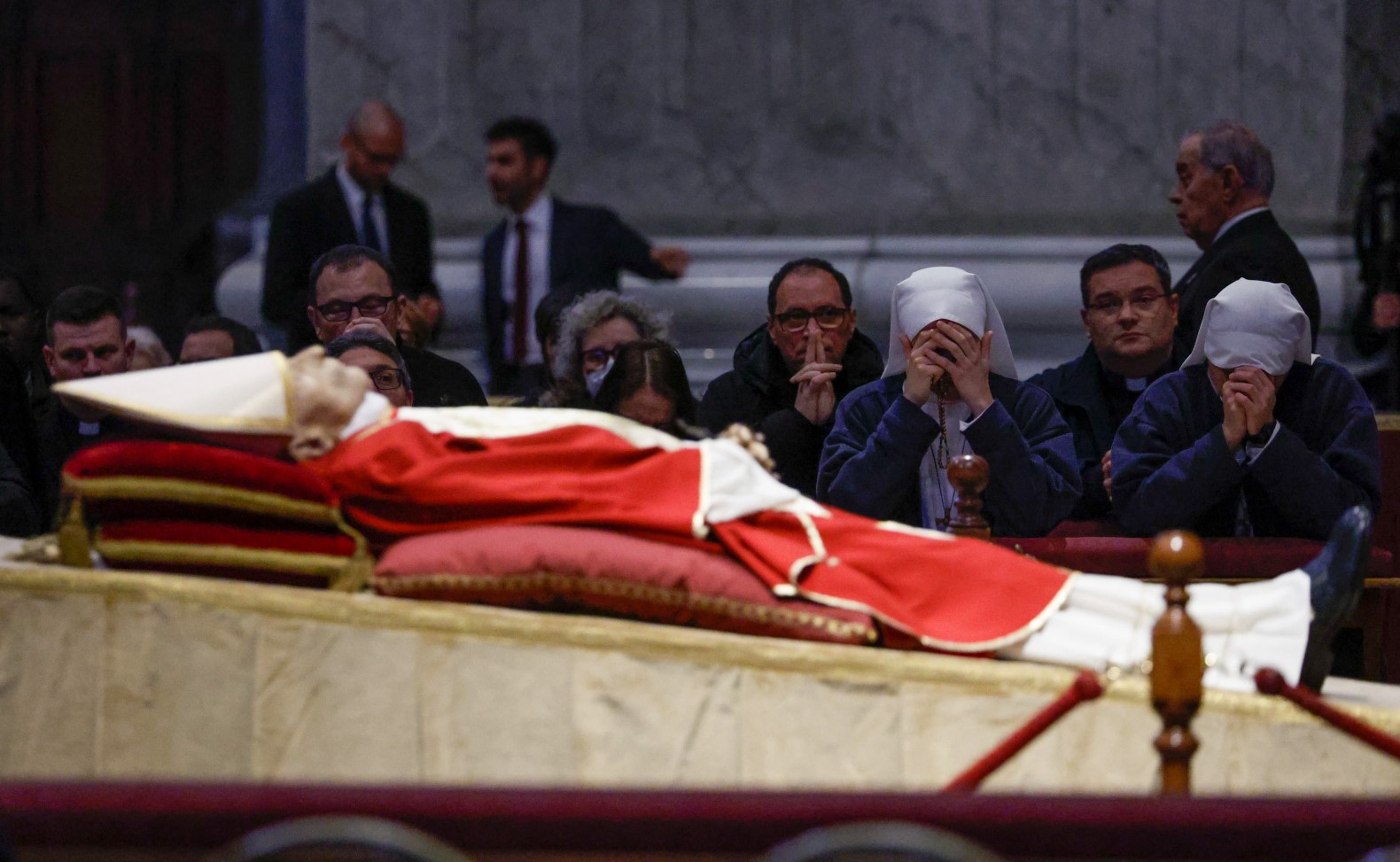 Папа Бенедикт XVI ще бъде погребан с монети, медали и църковни одежди