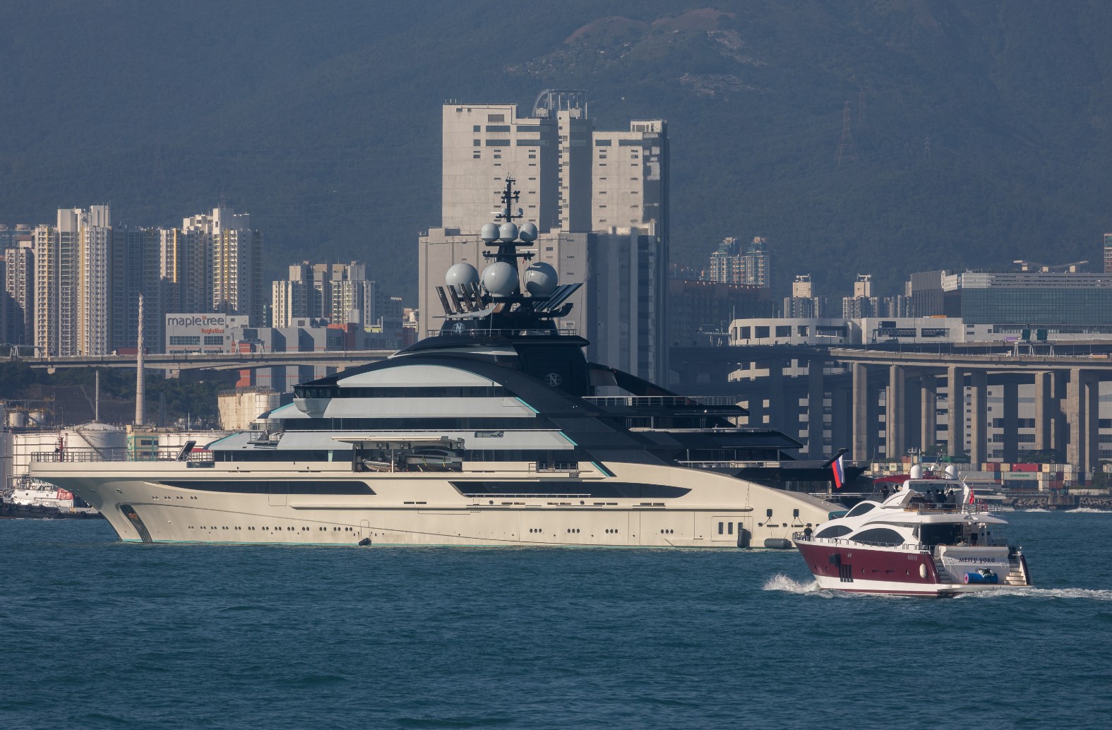 Суперяхта, смятана за собственост на Алексей Мордашов, в пристанището на Хонконг