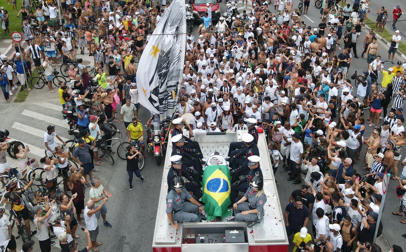 Бразилия изпрати Краля Пеле на последното му пътуване (СНИМКИ)