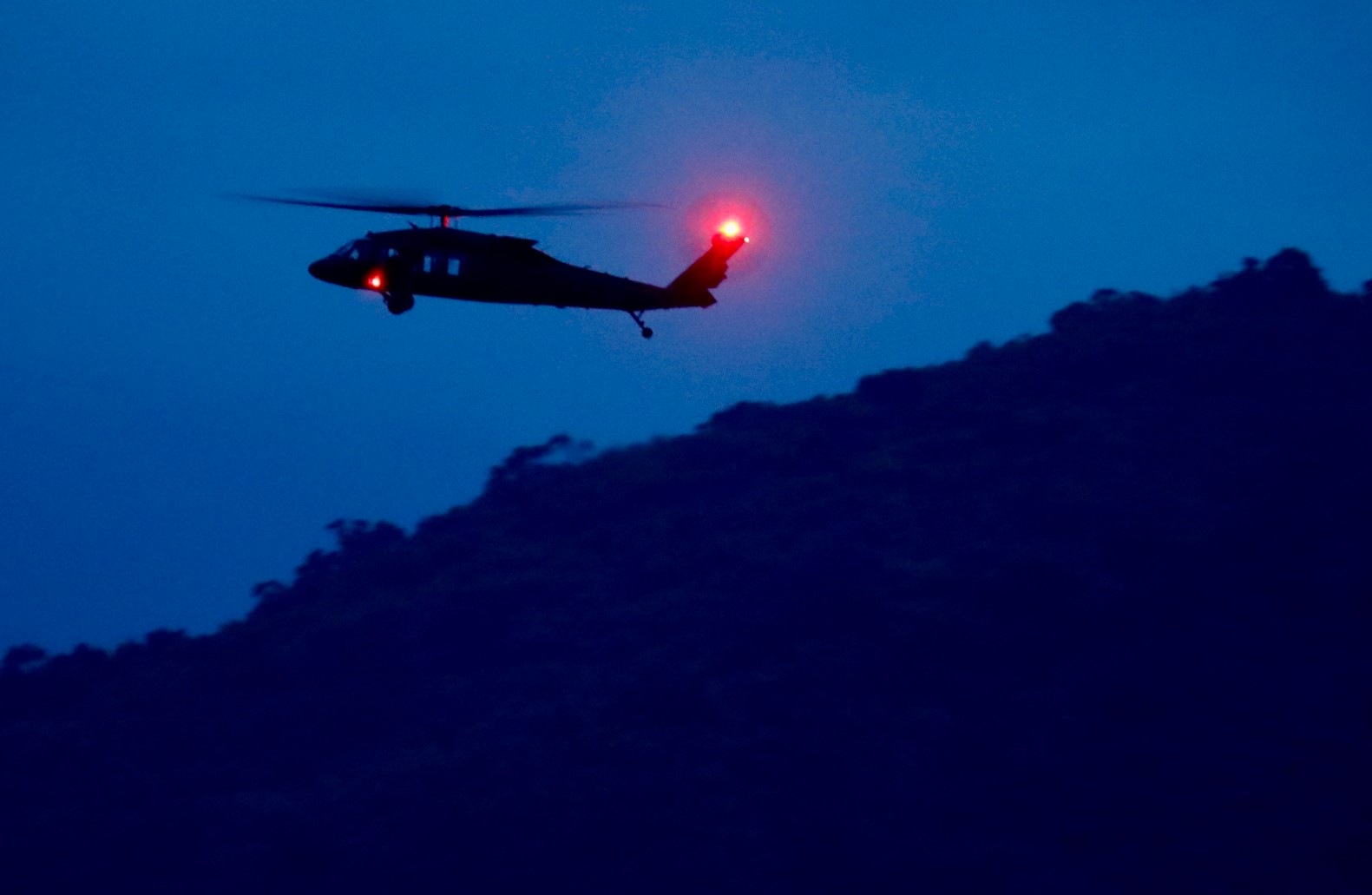 Боен хеликоптер Black Hawk се разби на магистрала в Алабама, няма оцелели (ВИДЕО)