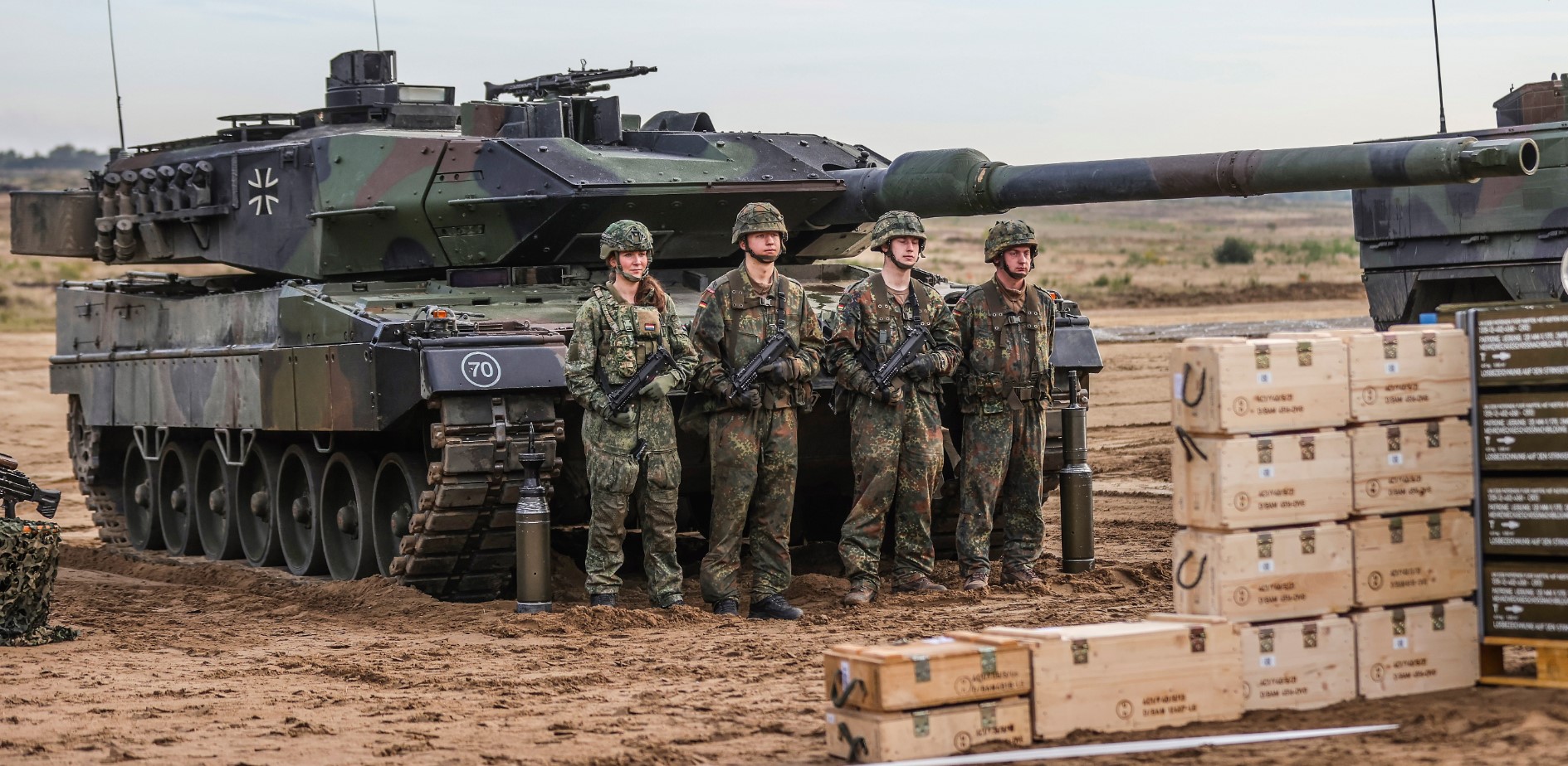 Германски войници пред танк "Леопард 2"