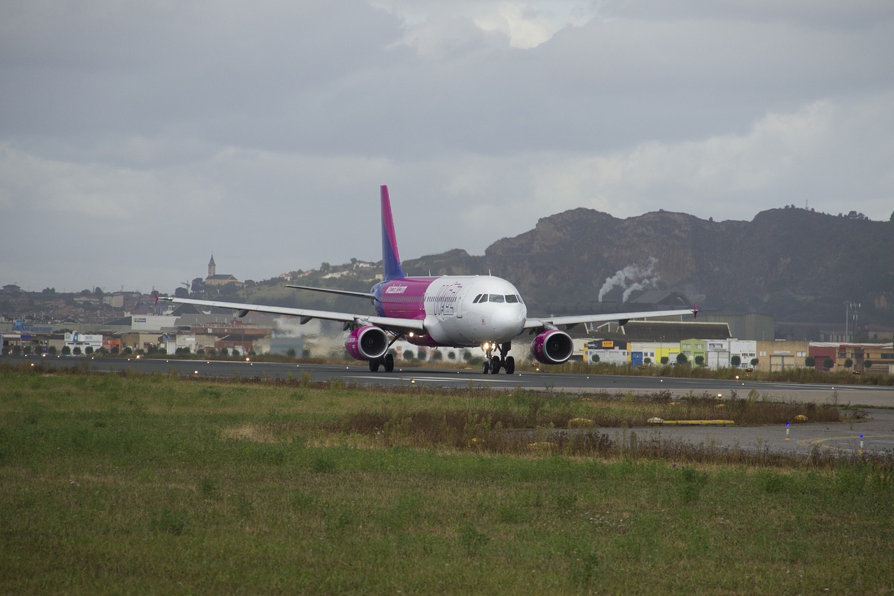 "Трудно, но отговорно решение": Wizz Air спря полетите си до Молдова