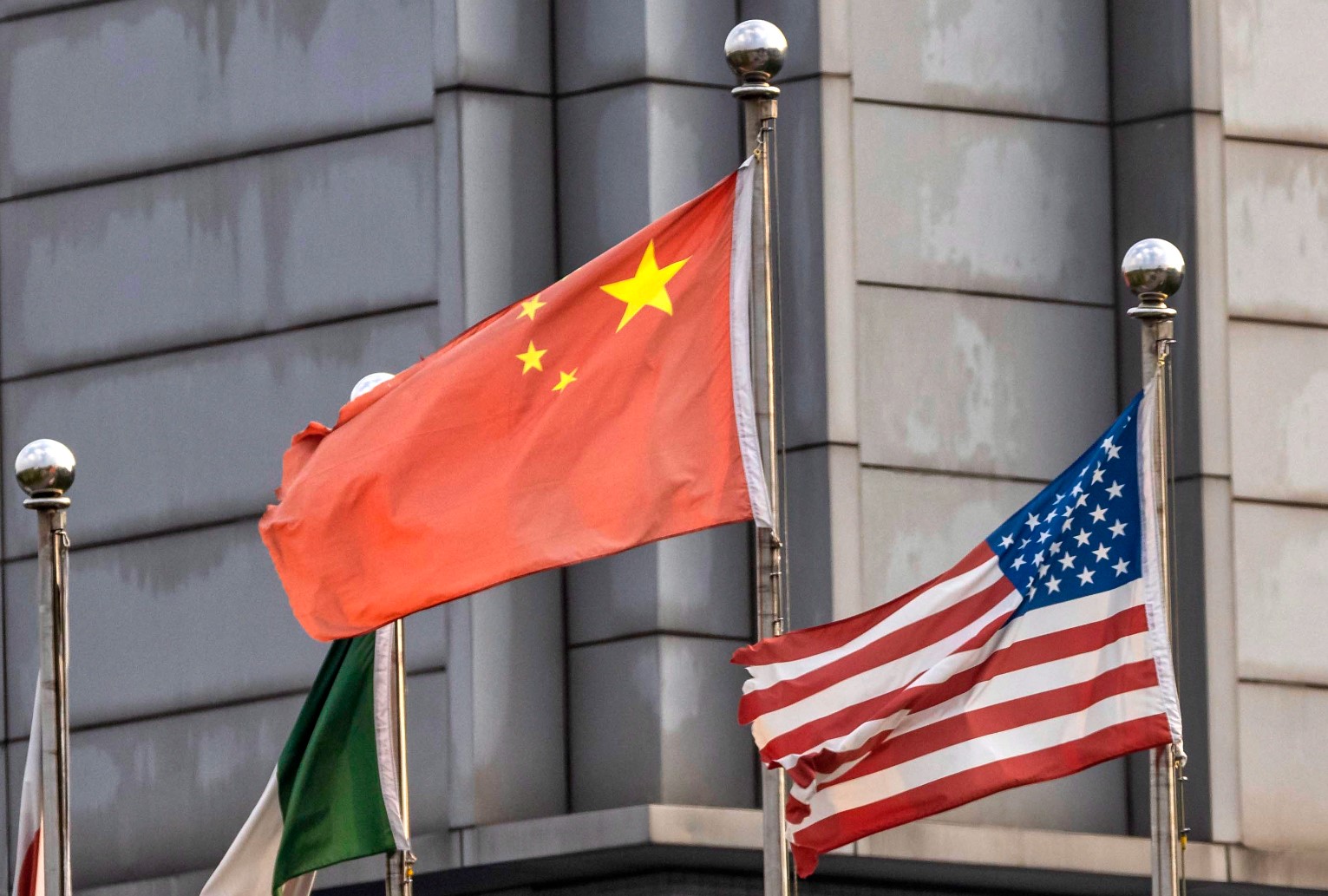 Китай изрази "силно недоволство" от последния ход на САЩ за налагане на санкции на още китайски компании.