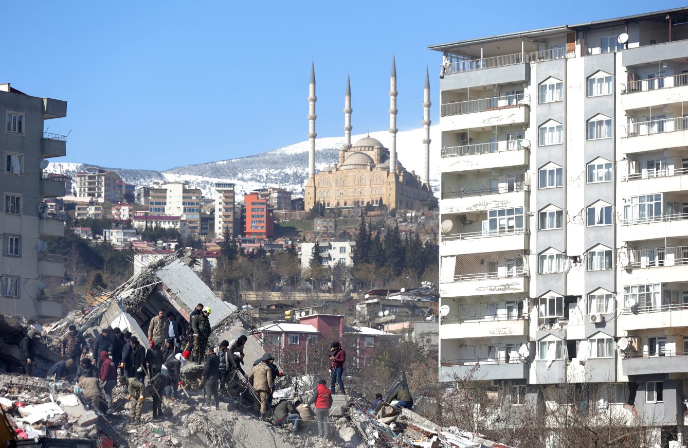 Жертвите на трусовете в Турция и Сирия вече са над 11 000, хиляди са още под руините (ОБЗОР)