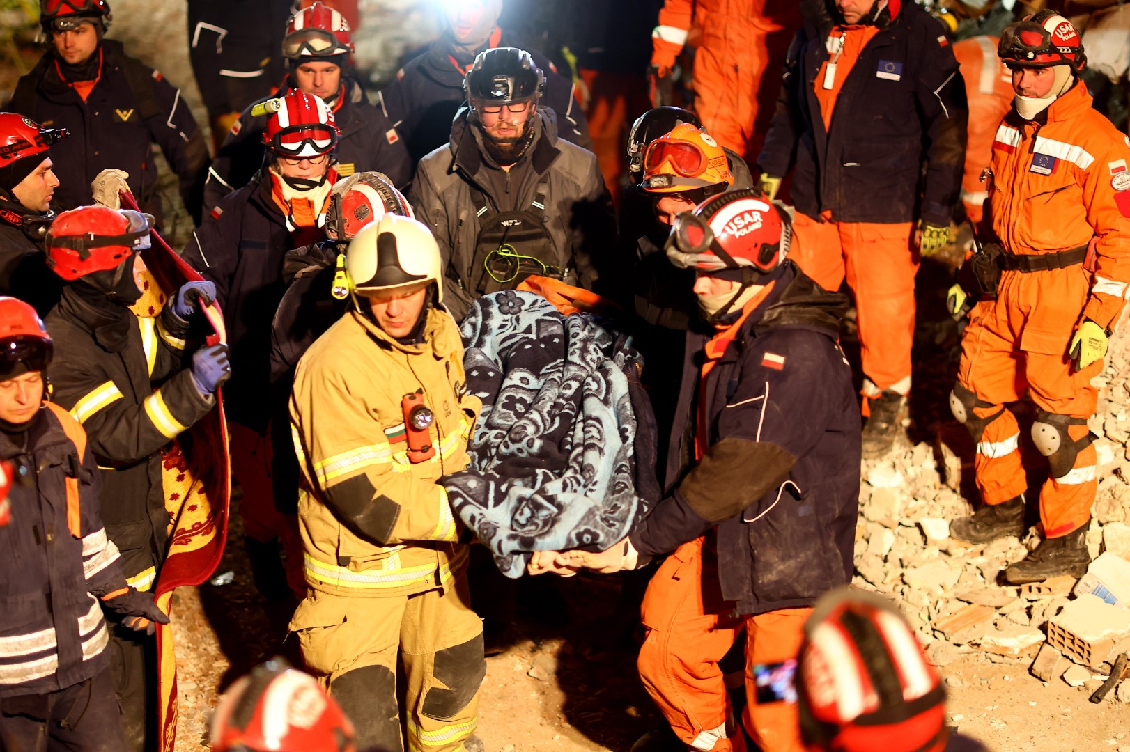 Български и полски пожарникари спасиха жена в турския град Бесни