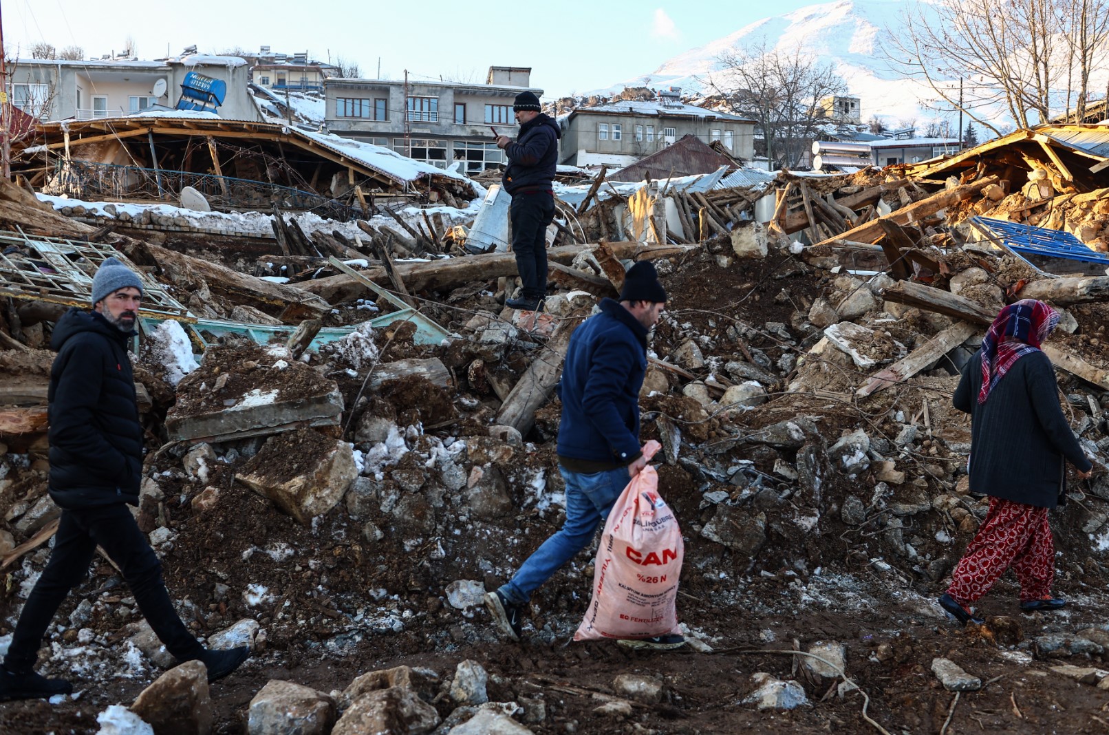 Броят на жертвите на земетресението в Турция и Сирия наближава 24 000