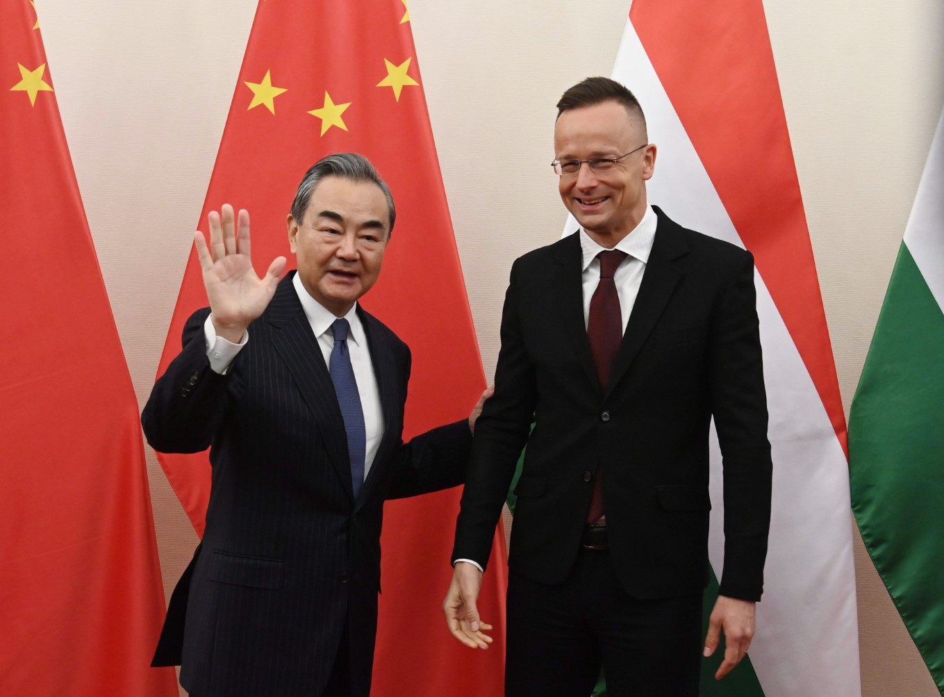 Китай и Унгария готови да помагат за спиране на войната в Украйна
