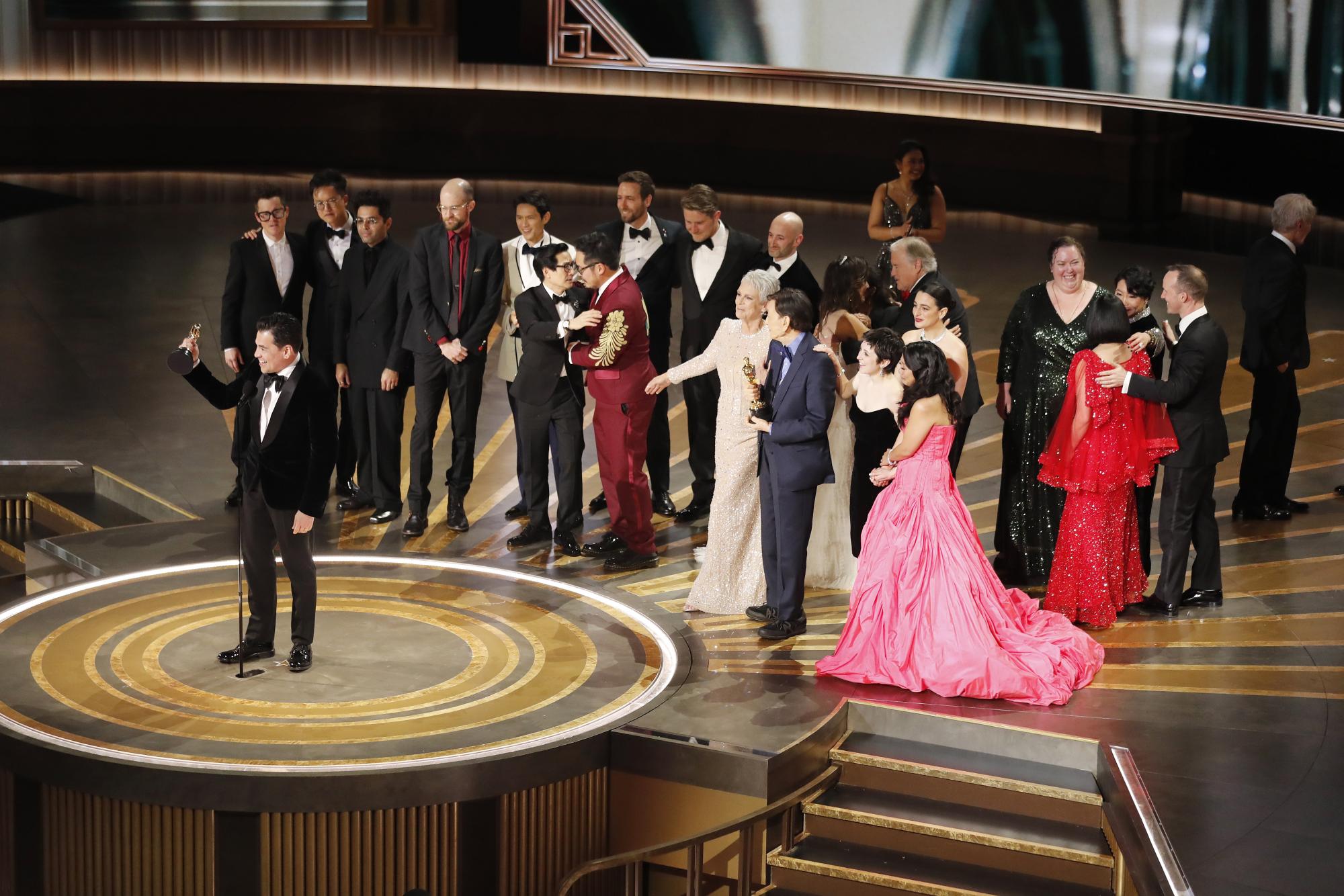 Екипът на  „Всичко, навсякъде, наведнъж” получава Оскар за най-добра лента