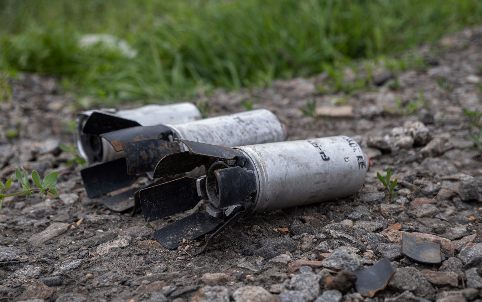 Заряди от касетъчни бомби, открити в харковско село