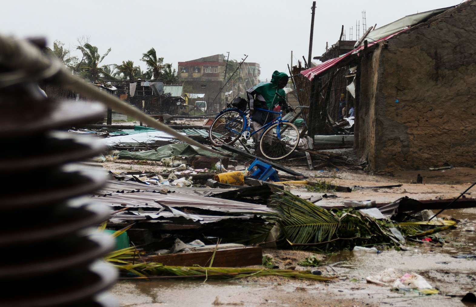 Близо 100 убити от мощния циклон "Фреди"