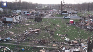 „Пълно опустошение“: Кадри от дрон показват разрушенията след торнадата в Индиана (ВИДЕО)