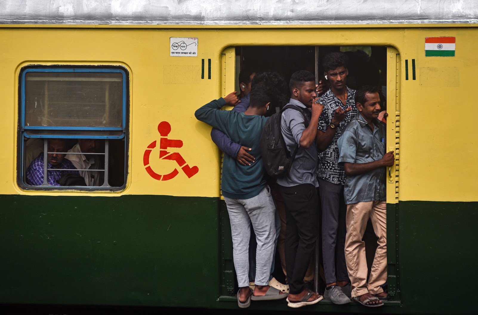 Индийските влакове често са препълнени отвъд границата на безопасността