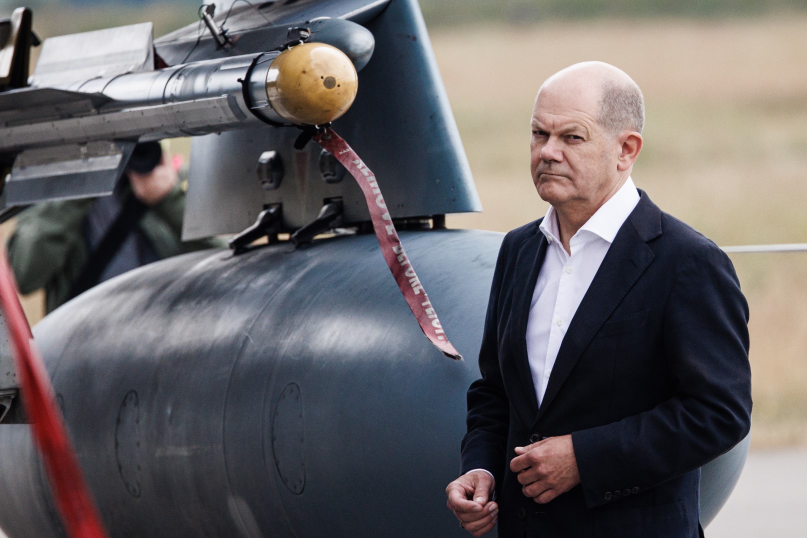 Германският канцлер Шолц до самолет "Торнадо", въоръжен с ракета IRIS-T