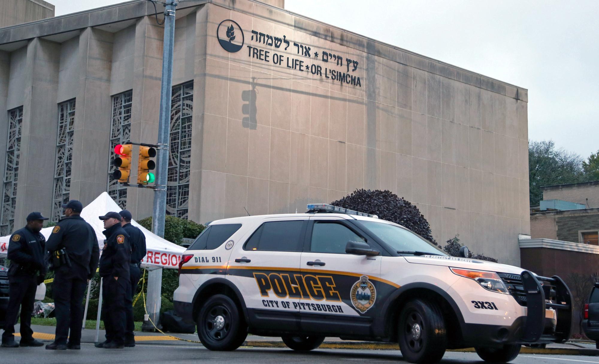 Полицаи охраняват синагогата скоро след трагедията