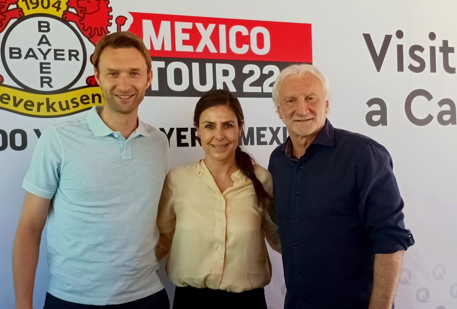 На снимката: Руди Фьолер (дясно), заедно с бившия играч на Леверкузен Симон Ролфс и директорката на мексиканската State Tourism Promotion Адриана Вега