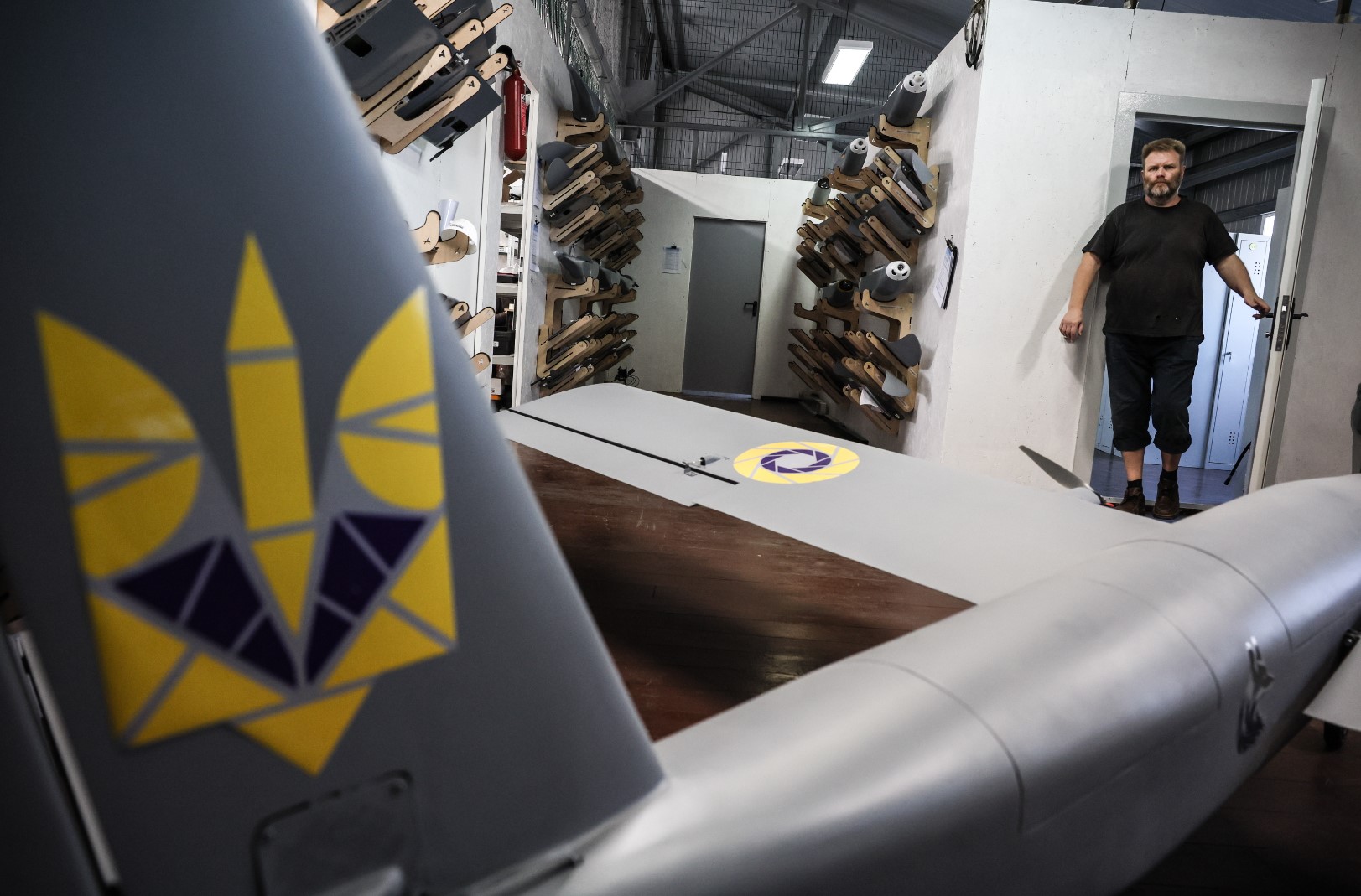 Украински дрон в процес на сглобяване в малко предприятие в Киев