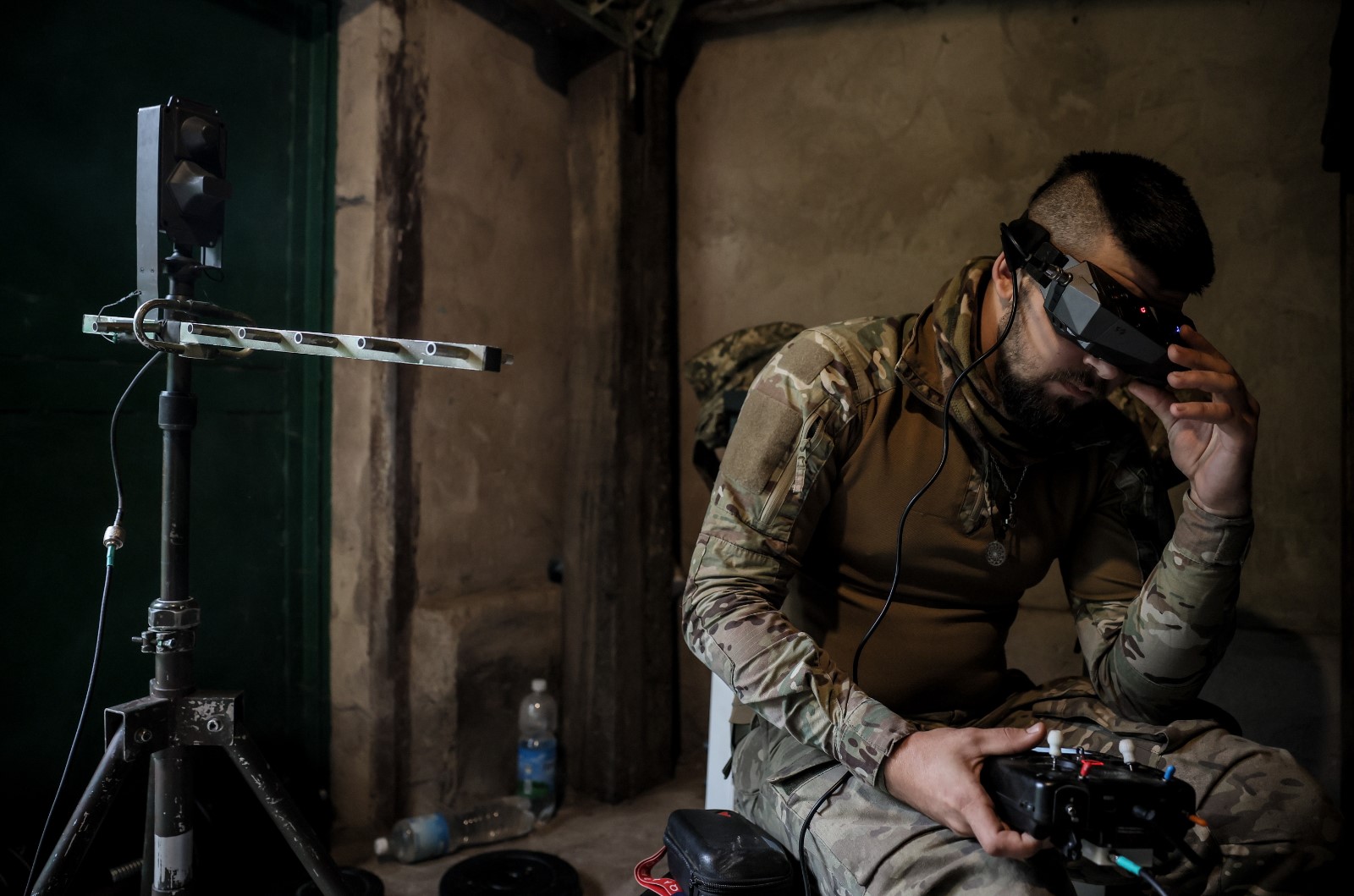 На снимката: украински оператор на дрон