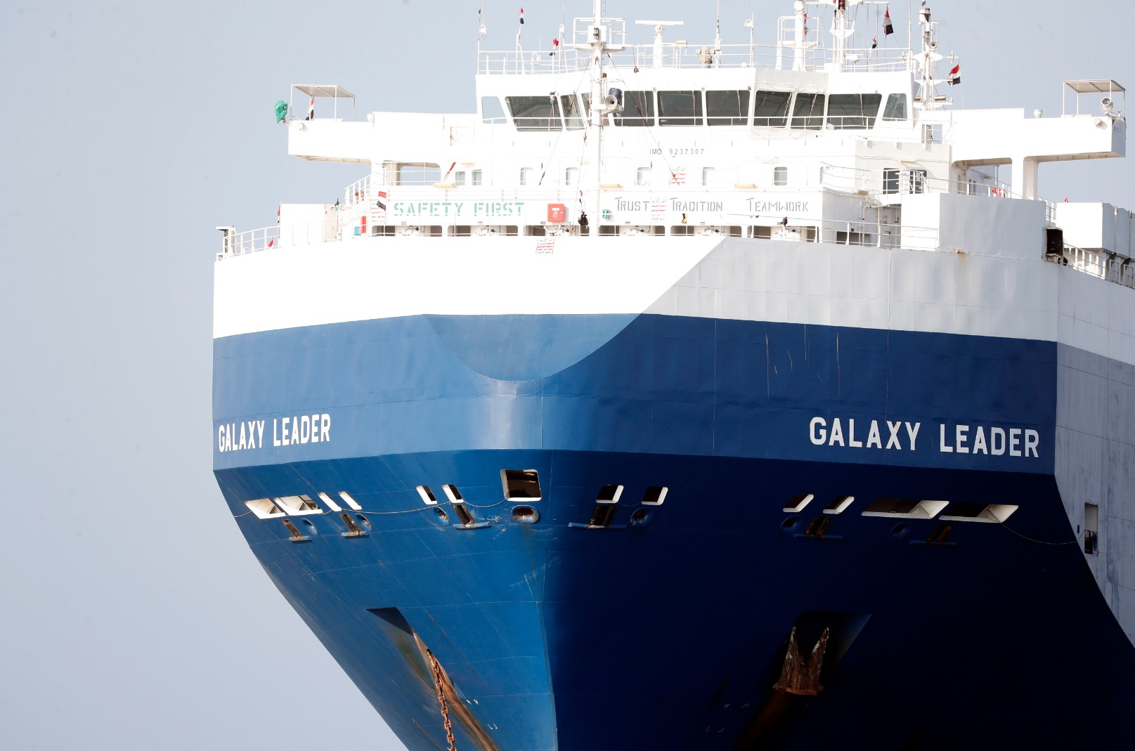 На снимката: корабът "Галакси лийдър", който бе превзет от йеменските хуси миналия месец в Червено море