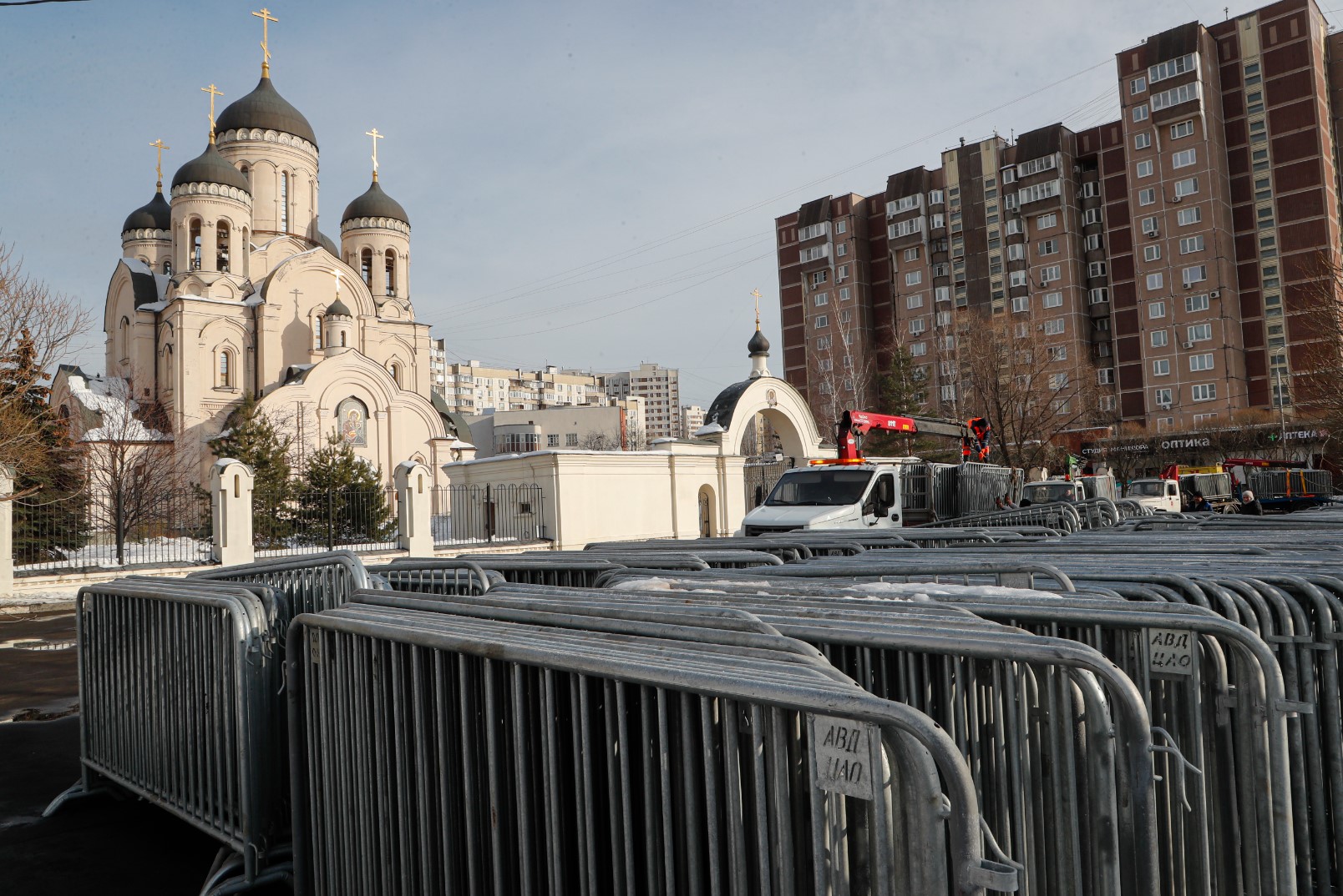 Общински служители подготвят заграждения край църквата "Икона на Богородица Утолителка на моите скърби", където трябва да бъде погребан Навални