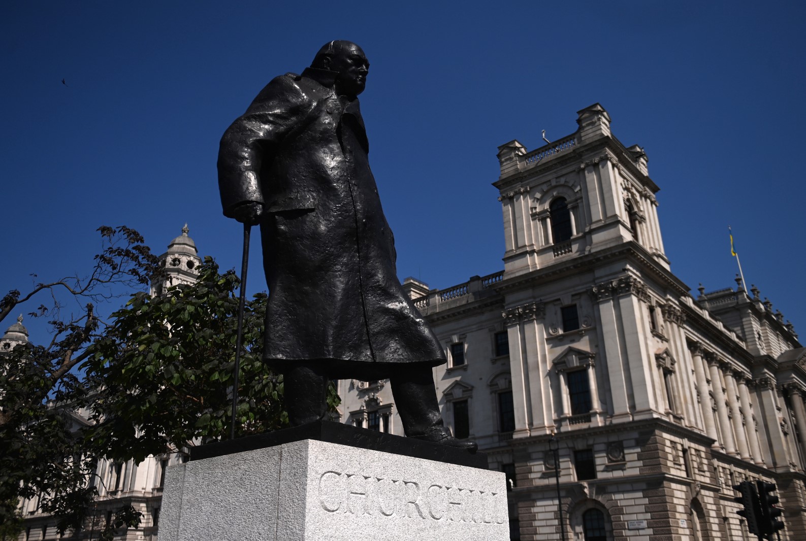 Статуята на бившия британски министър-председател Уинстън Чърчил в Уестминстър, Лондон, Великобритания