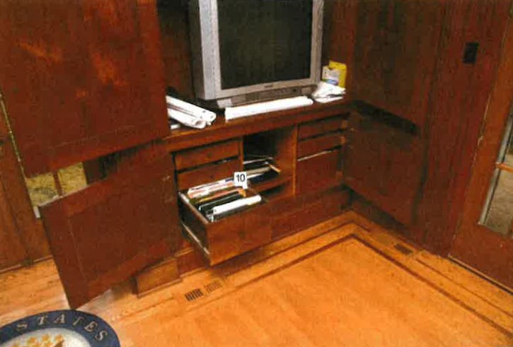 Шкаф за документи под телевизора в офиса на главния етаж на дома в Делауеър, съдържащ тефтерите "Af/Pak 1" и "DAILY/MEMO", иззети на 20 януари 2023 г.