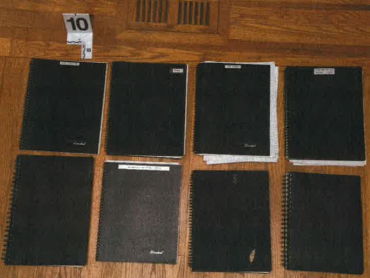 Тетрадки със записки, иззети шкаф за документи под телевизора в домашния офис на Байдън в Делауеър