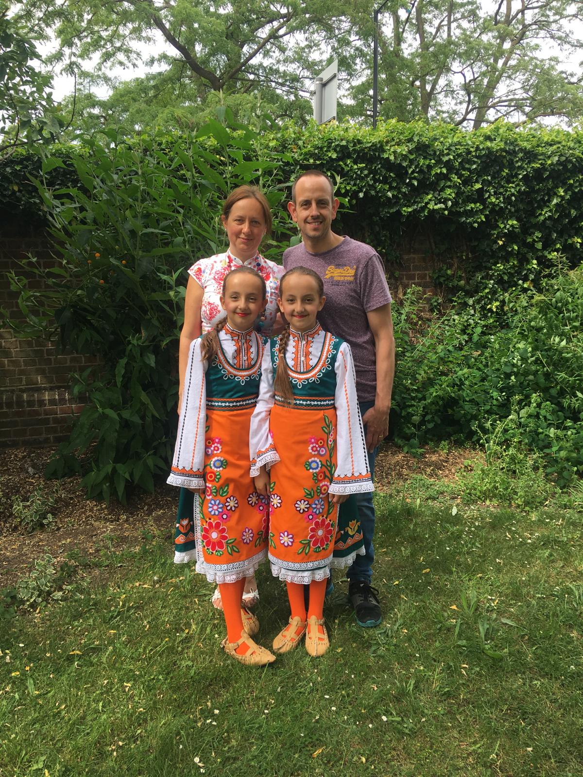 Семейството на Валентина с децата в български носии